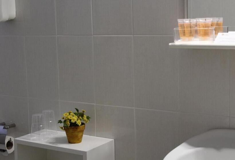 スタンダードトリプルルーム, Hostal Montserrat