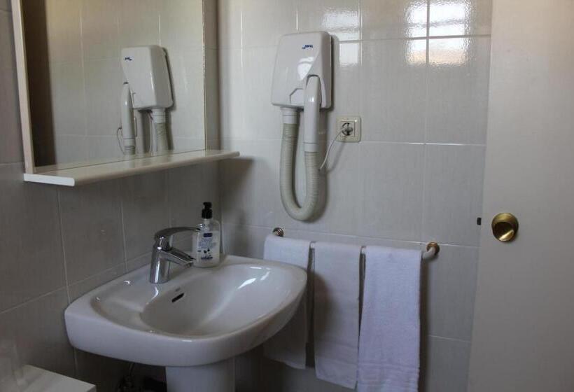 חדר סטנדרט לשלושה, Hostal Montserrat