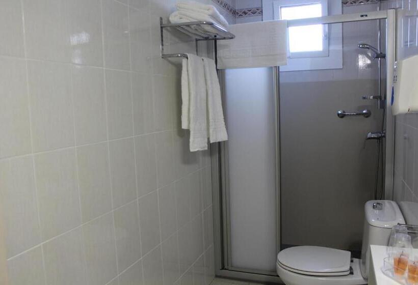 Номер Стандарт Трехместный, Hostal Montserrat