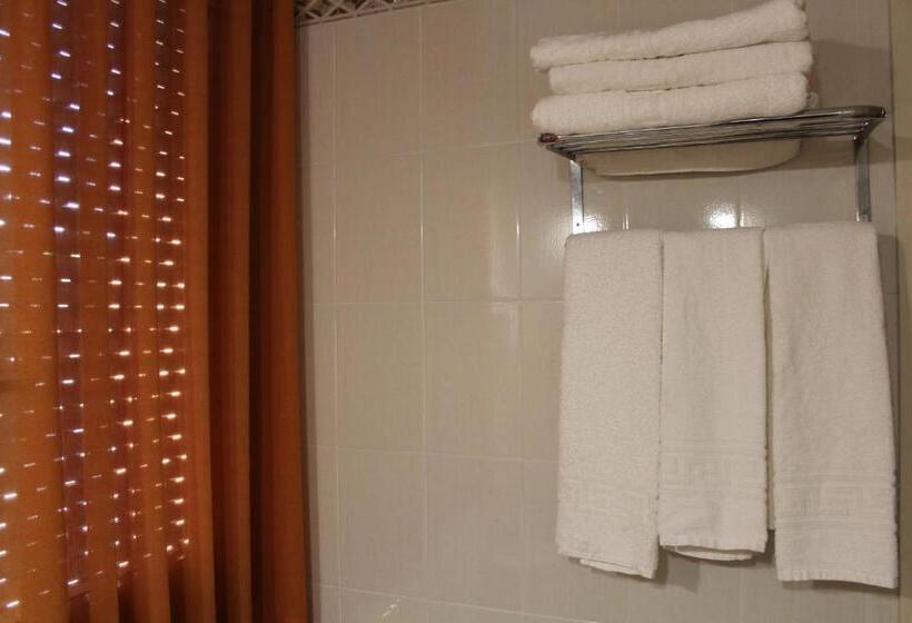 חדר סטנדרט לשלושה, Hostal Montserrat