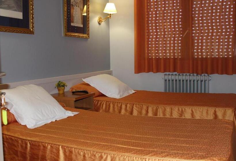 スタンダードトリプルルーム, Hostal Montserrat