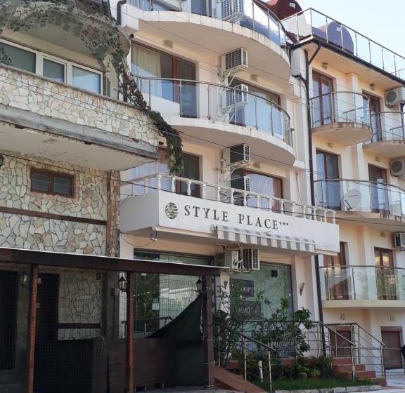 غرفة قياسية مطلّة علي الحديقة, Style Place