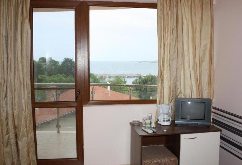 غرفة قياسية مطلّة علي البحر, Style Place