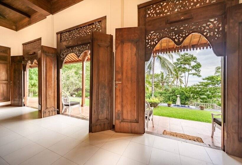اتاق لوکس, The Studio