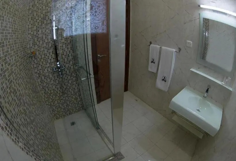 استودیوی لوکس, Sara Plaza