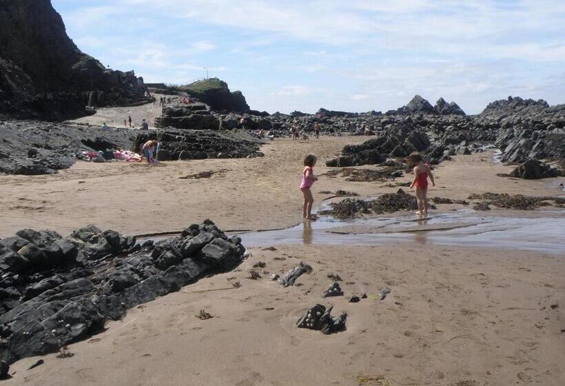 家庭间, Hartland Quay