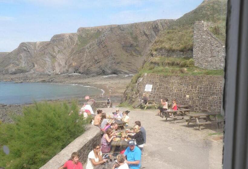 家庭间, Hartland Quay
