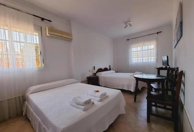 Economy Quadruple Room, Victoria