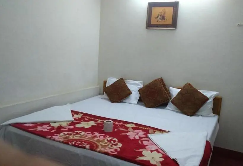 デラックスルーム, Gajanand Guest House
