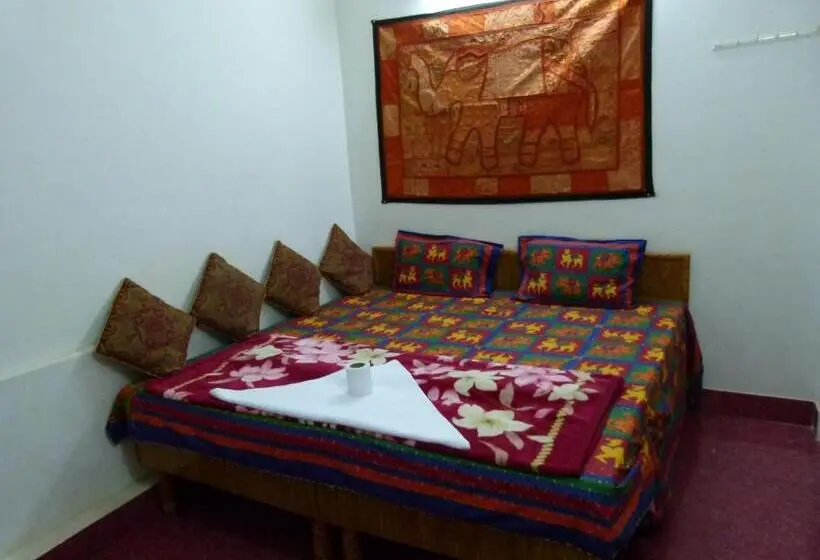 デラックスルーム, Gajanand Guest House