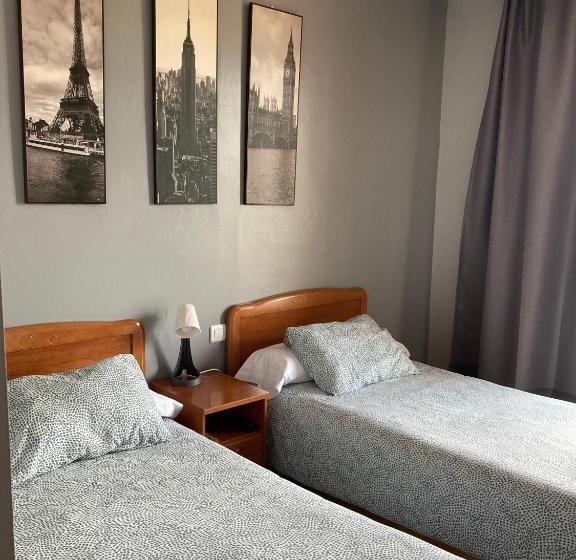 Номер Стандарт с Балконом, Hostal La Concha