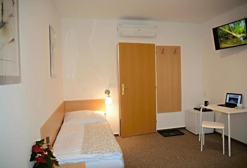 اتاق استاندارد سه تخته با چشم‌انداز باغ, Wellness Vila Bohemia