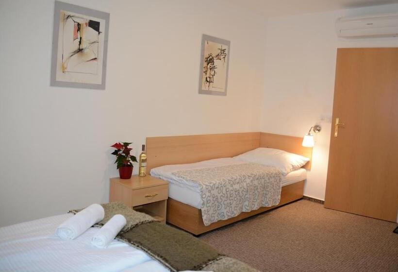 اتاق استاندارد سه تخته با چشم‌انداز باغ, Wellness Vila Bohemia