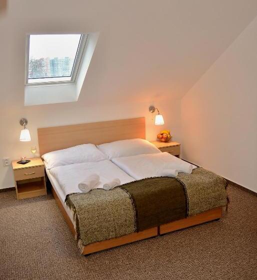 اتاق استاندارد سه تخته با چشم‌انداز باغ, Wellness Vila Bohemia