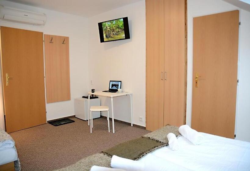 اتاق استاندارد سه تخته با چشم‌انداز باغ, Wellness Vila Bohemia