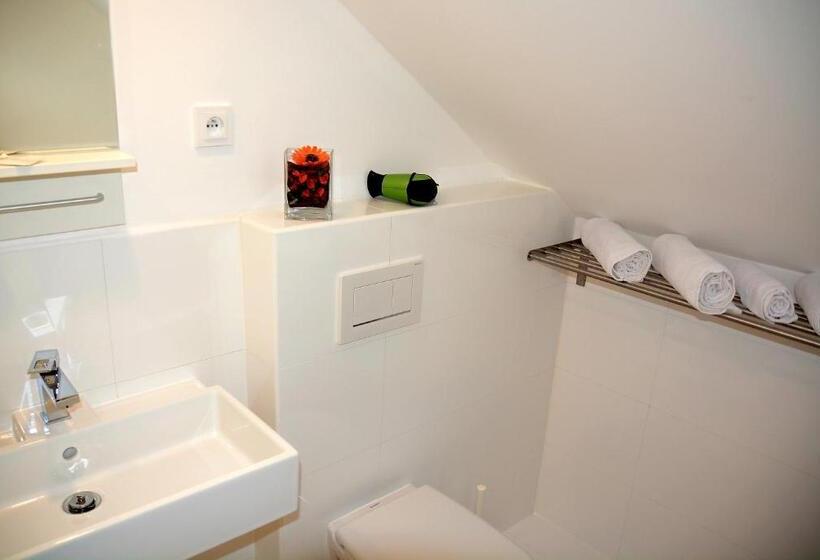 اتاق استاندارد سه تخته با چشم‌انداز باغ, Wellness Vila Bohemia