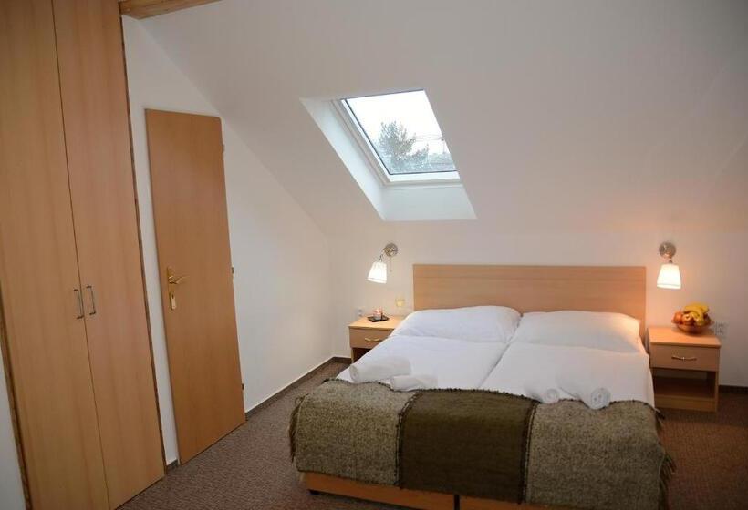 اتاق استاندارد سه تخته با چشم‌انداز باغ, Wellness Vila Bohemia