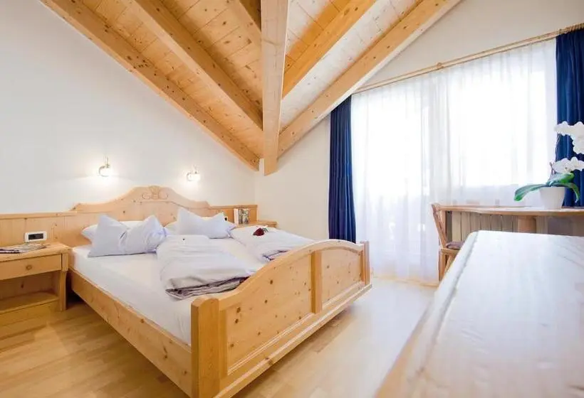 Standard Neljän Hengen Huone, Garni Cristin & Dep Antina