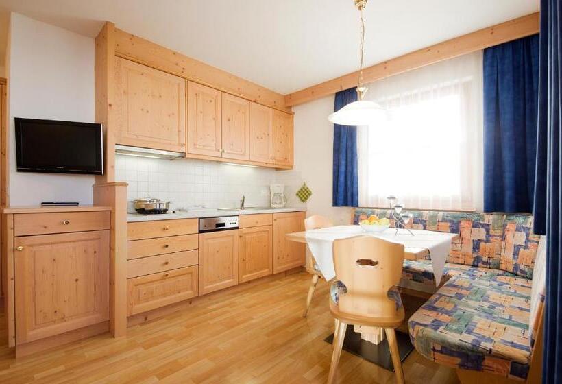 스탠다드 스튜디오 (테라스구비), Garni Cristin & Dep Antina