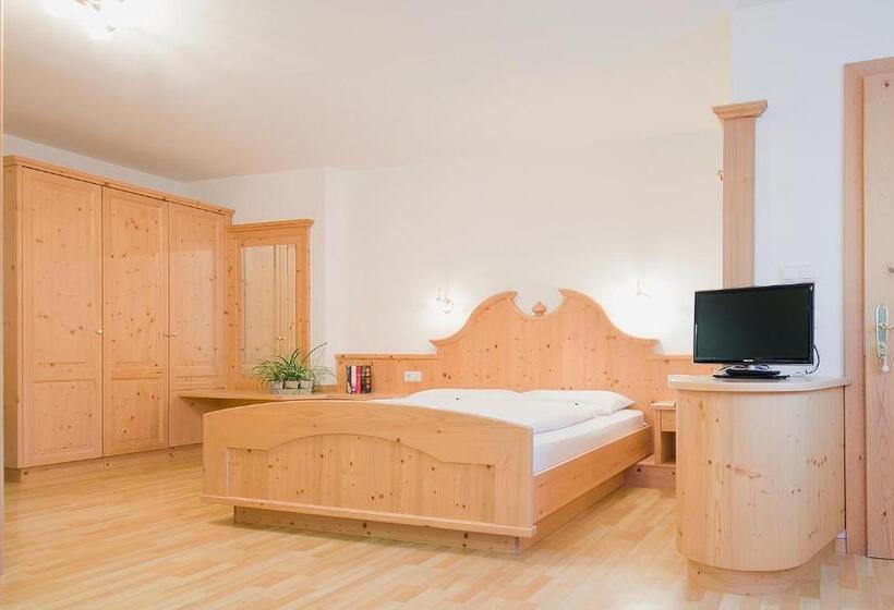 스탠다드 스튜디오 (테라스구비), Garni Cristin & Dep Antina