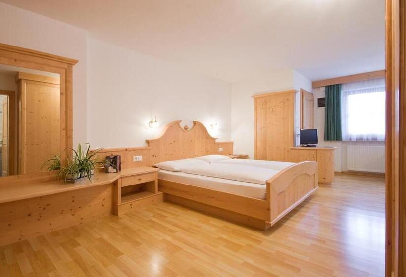 스탠다드 스튜디오 (테라스구비), Garni Cristin & Dep Antina