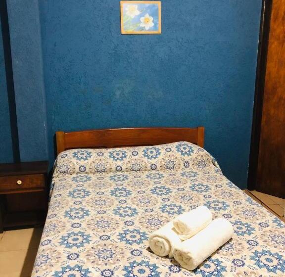 غرفة قياسية, La Familia