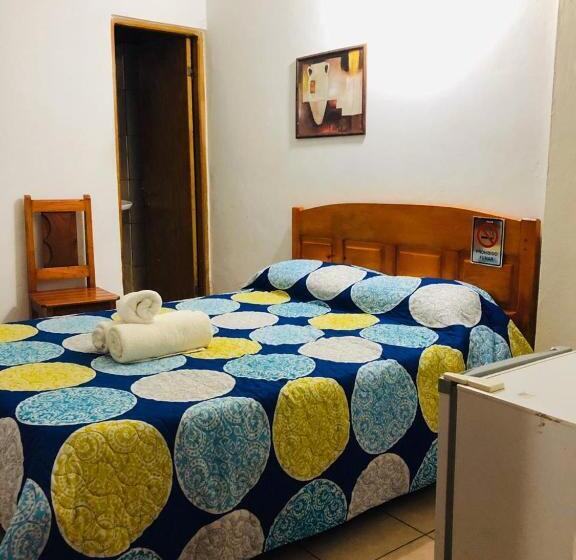 غرفة قياسية, La Familia