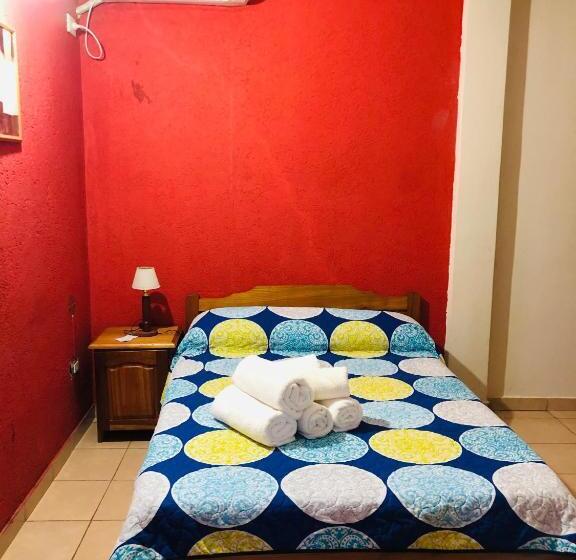 غرفة قياسية, La Familia