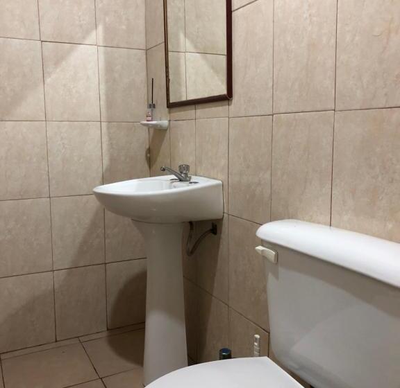 غرفة قياسية, La Familia