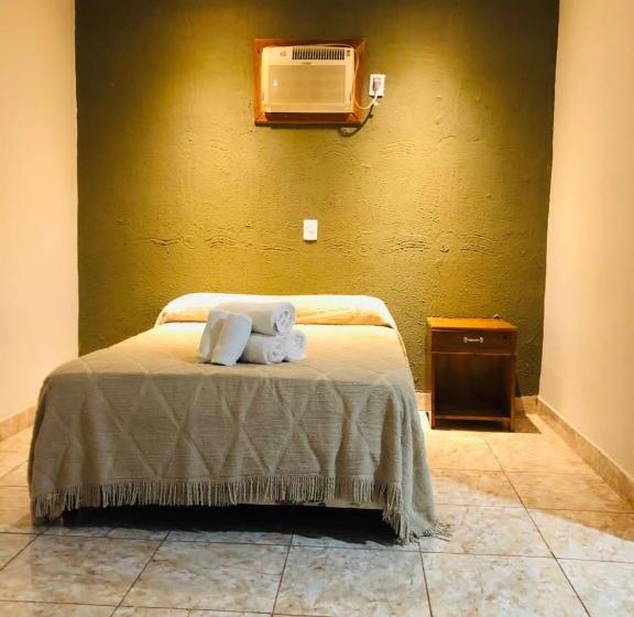 غرفة قياسية, La Familia