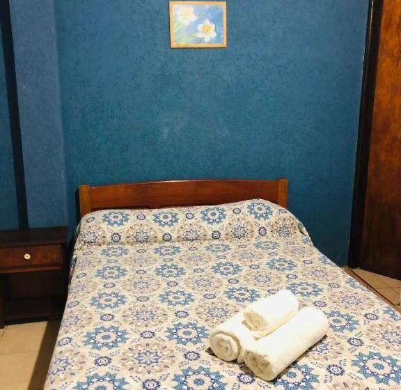 غرفة قياسية, La Familia