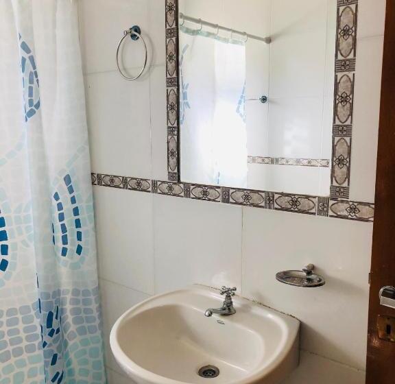 غرفة قياسية, La Familia