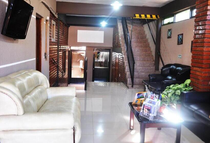 غرفة قياسية ثلاثية, La Familia