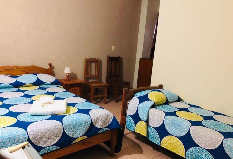 غرفة قياسية ثلاثية, La Familia