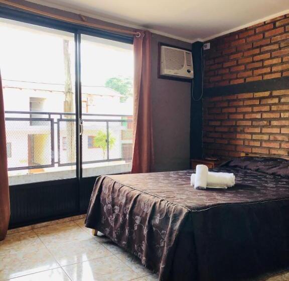 غرفة قياسية ثلاثية, La Familia