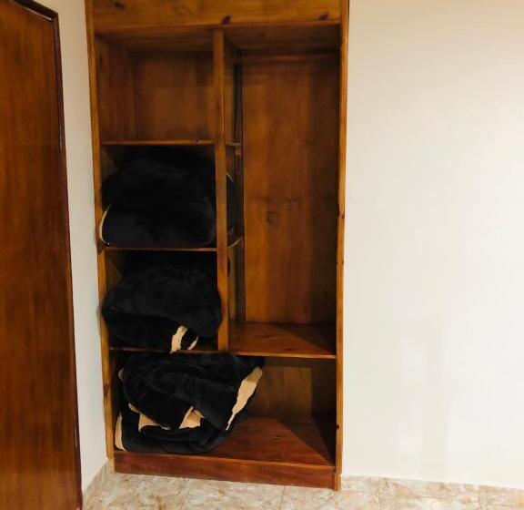 غرفة عائلية, La Familia