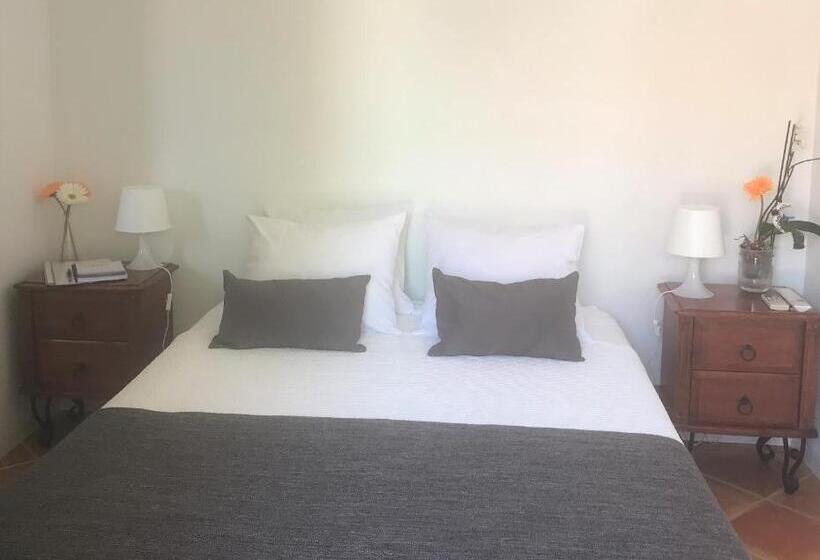 חדר סטנדרט, O Pátio