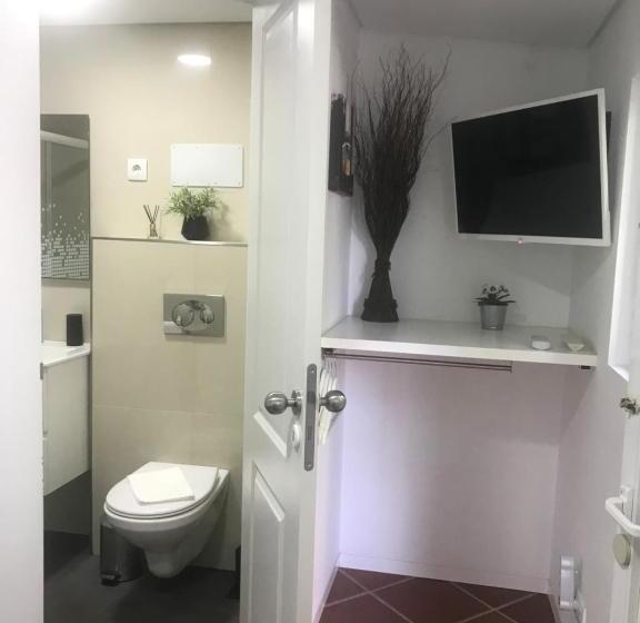 חדר אקונומי, O Pátio