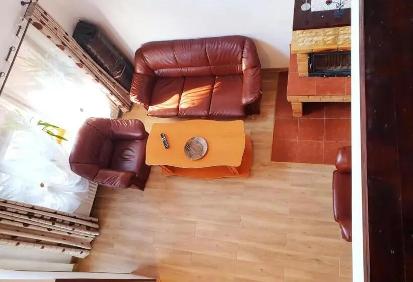 Villa 3 Makuuhuonetta, Pensiunea Eliza