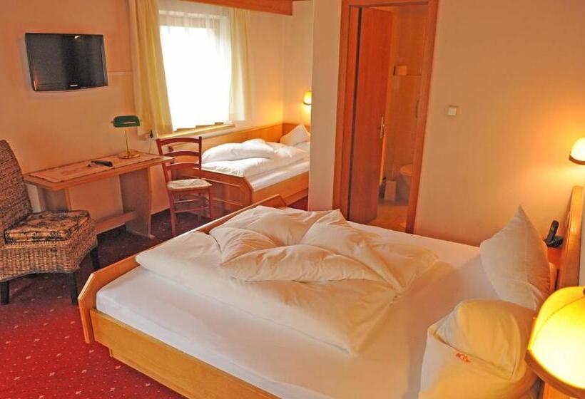 חדר סטנדרט לשלושה עם מרפסת, Pension Olympia