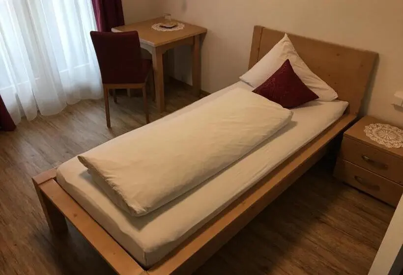 Standard Yhden Hengen Huone Parveke, Pension Wachter