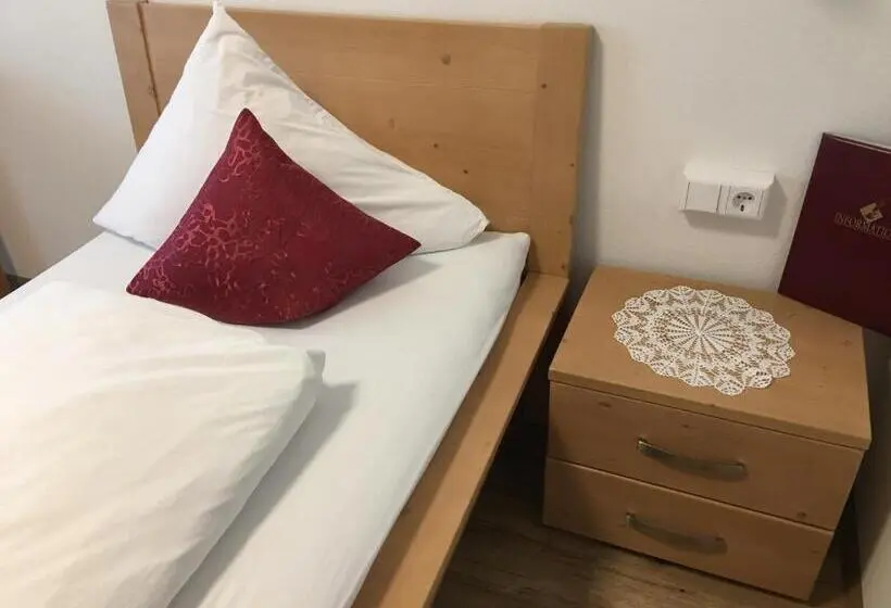 Standard Yhden Hengen Huone Parveke, Pension Wachter