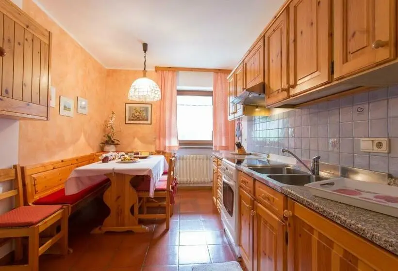 Huoneisto 3 Makuuhuonetta, Residence Obermoarhof   Comfortable Apartments For Families, Swimmingpool, Playing Grounds, Almencar
