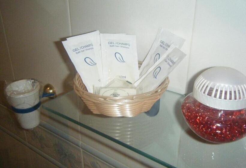 חדר סטנדרט לשלושה, Hostal Muriel