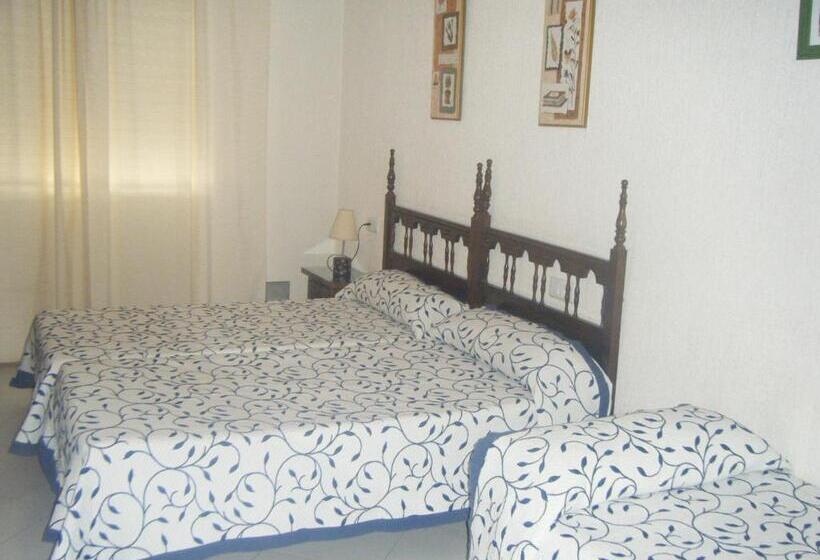 חדר סטנדרט לשלושה, Hostal Muriel