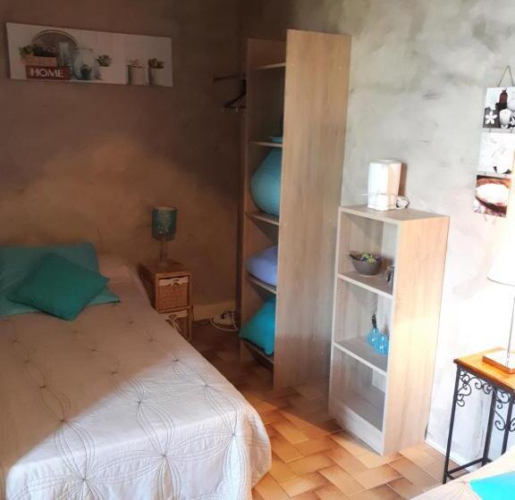 חדר סטנדרט לשלושה, La Flambée