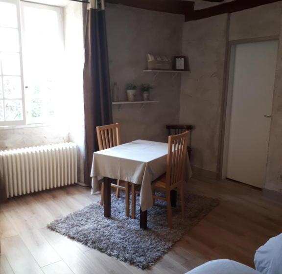 חדר סטנדרט לארבעה, La Flambée