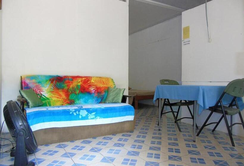 エコノミールーム, Mirians Place Drake