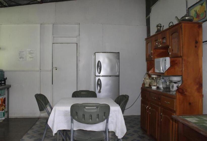 エコノミールーム, Mirians Place Drake