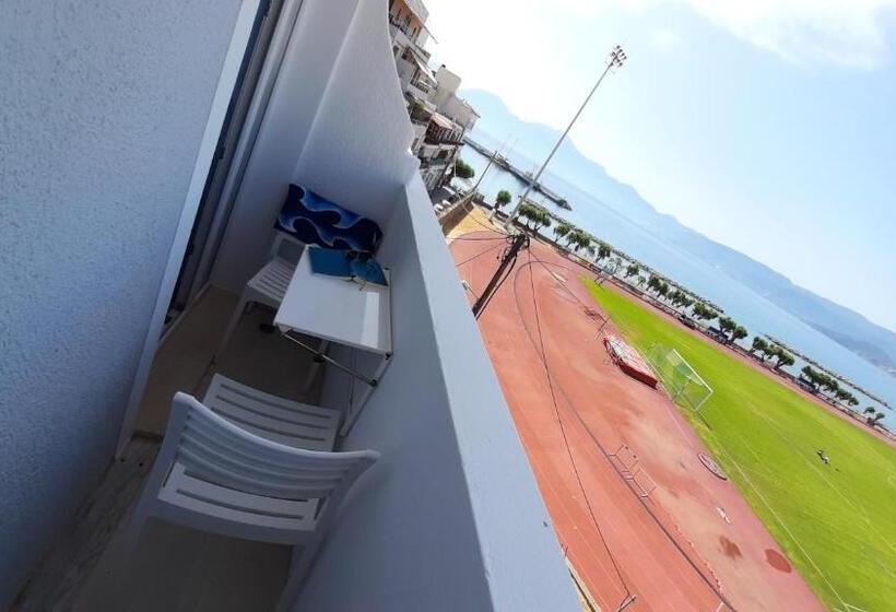 غرفة قياسية مطلّة علي البحر, Naiades Marina